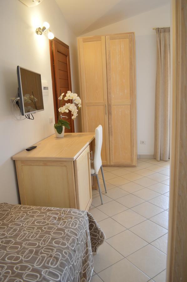 Guest Rooms Affittacamere San Teodoro  Exterior foto